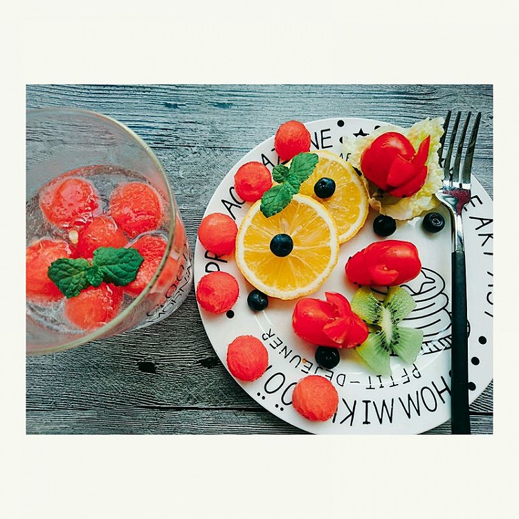 简单的番茄小兔水果盘的做法