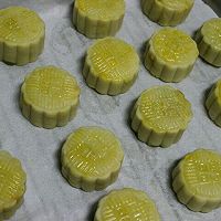 广式莲蓉蛋黄月饼的做法图解8