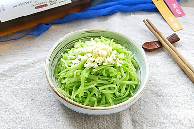 胡麻油清炒芥兰丝(低脂享瘦美食)