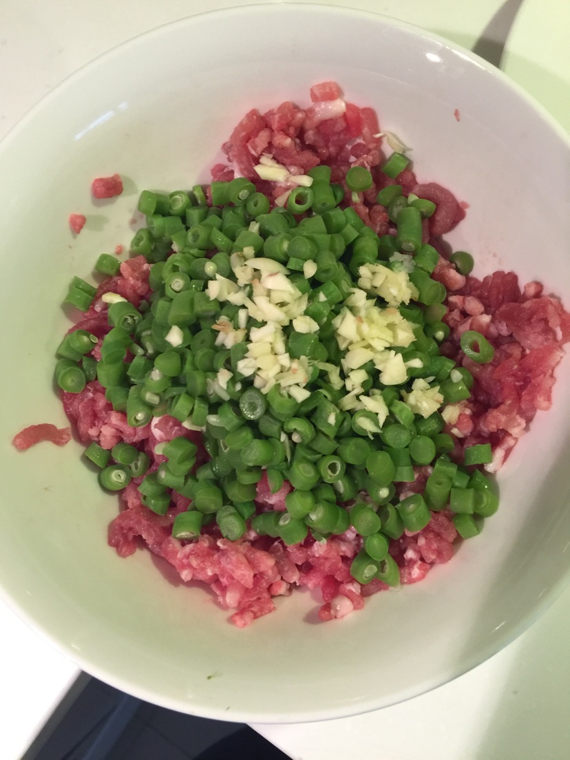 南方爽口豆角猪肉饺子的做法图解3