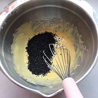 黑芝麻中空戚风蛋糕的做法图解6