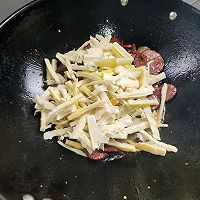 #向往的生活 就是外婆乡#竹笋炒熏腊肠的做法图解11