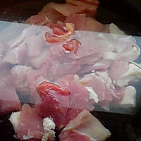 猪肉炖酸菜冻豆腐的做法图解1