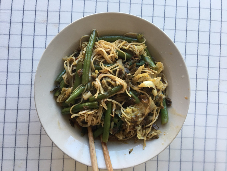 梅干菜素豆角焖面的做法