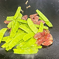 #万物皆可搭#10分钟家常快手菜：豌豆炒腊肠，荤素搭配的做法图解4