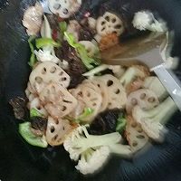 藕片花菜木耳青椒炒肉片的做法图解5