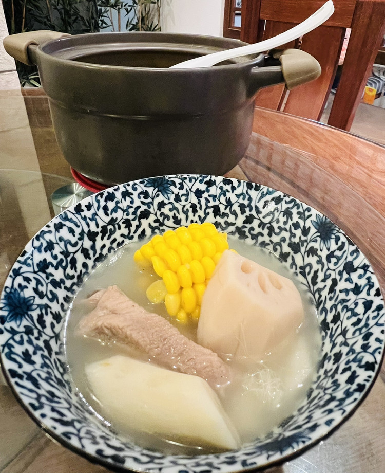 排骨玉米山药莲藕汤的做法