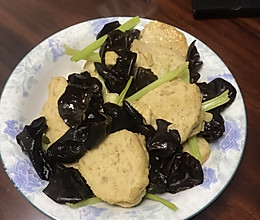 养生——木耳芹菜炒肉饼的做法