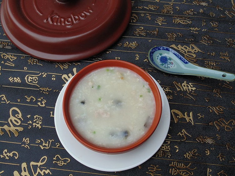 坤博砂锅皮蛋瘦肉粥的做法