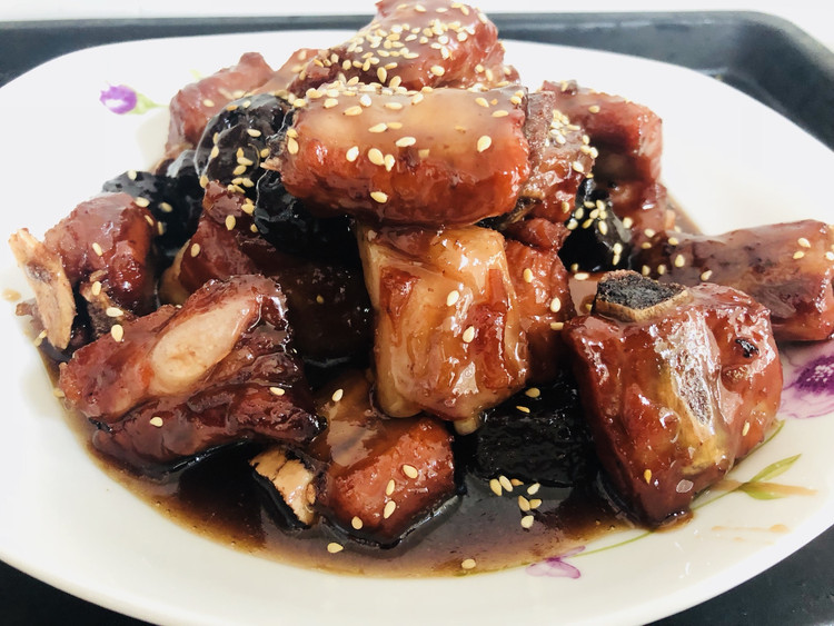 好吃到舔盘子的话梅糖醋小排的做法