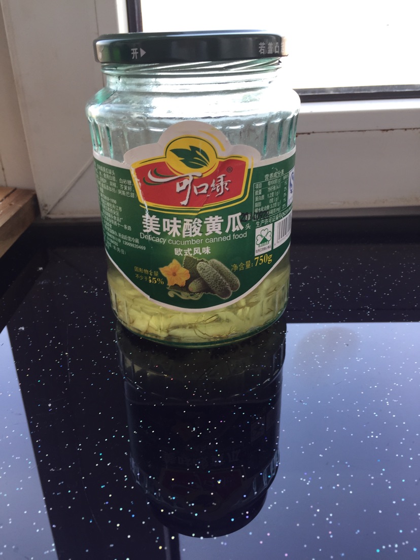 酸黄瓜炒肉丁的做法图解1