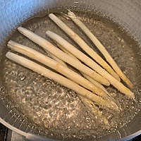 焗烤火腿裹白芦笋的做法图解2