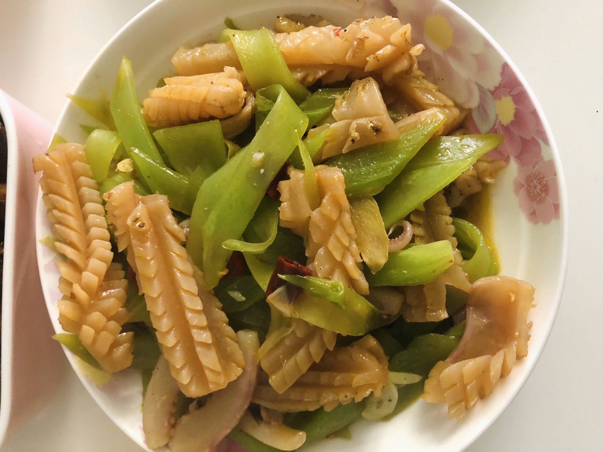 Fried squid with lettuce