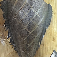 干烧鲽鱼的做法图解1