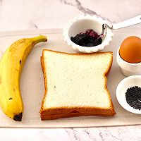 #今天吃什么#香蕉蓝莓吐司卷的做法图解1