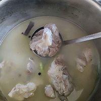 筒子骨炖白萝卜汤的做法图解4