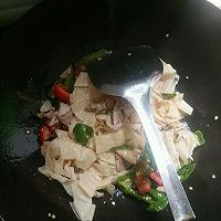 【私房菜】青椒肉片炒豆腐皮的做法图解4