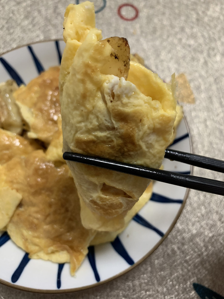 电饼档煎速冻水饺（又裹了一层鸡蛋）的做法
