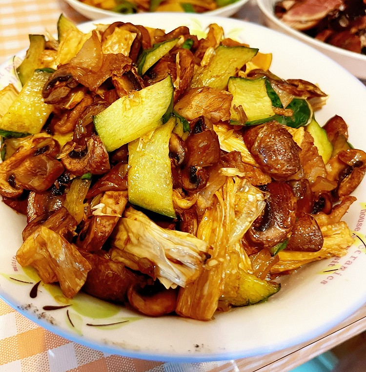 五花肉炒蘑菇腐竹家常菜小炒的做法