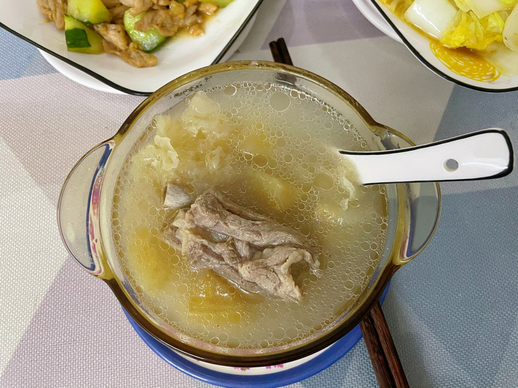广东靓汤—润燥清火的苹果雪梨雪耳排骨汤的做法