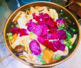 云南玫瑰花宴～玫瑰花豌豆杂锅菜的做法