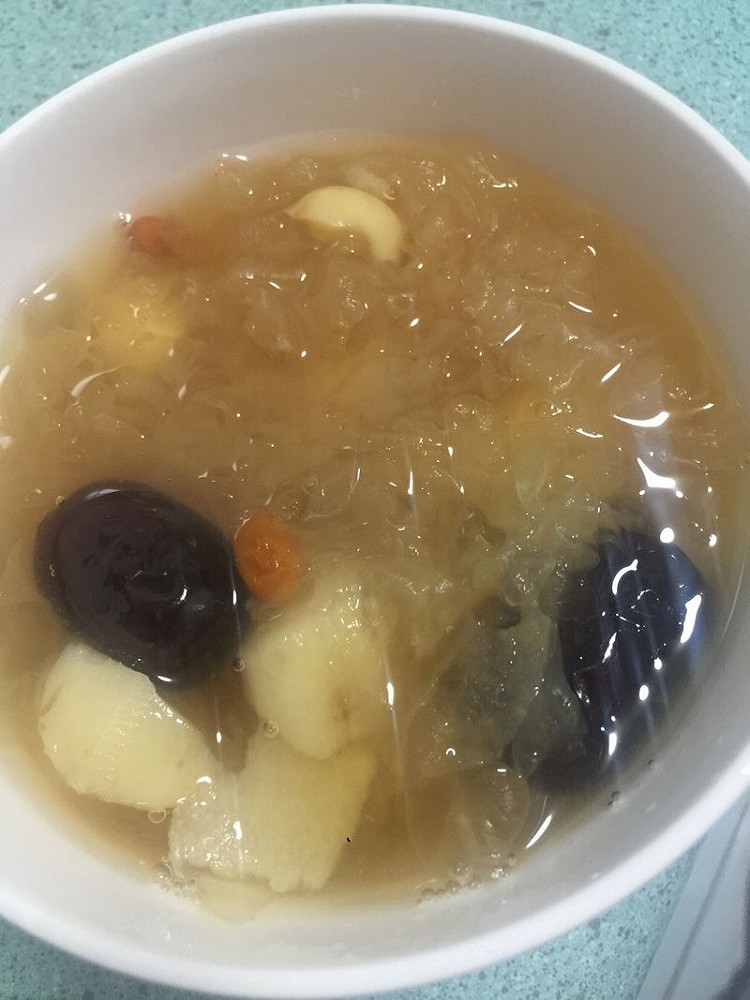 银耳莲子山药汤的做法