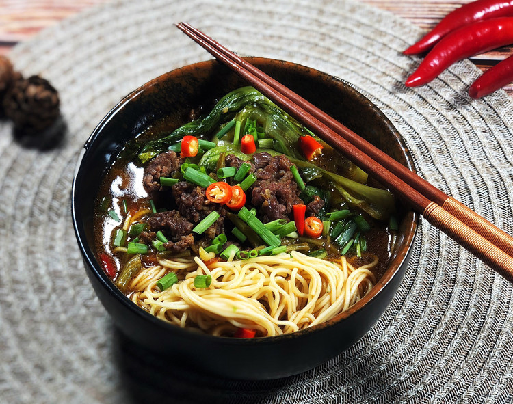 超爽的老坛酸辣牛肉面的做法