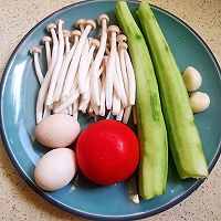 蟹味菇鸡蛋炒丝瓜的做法图解1