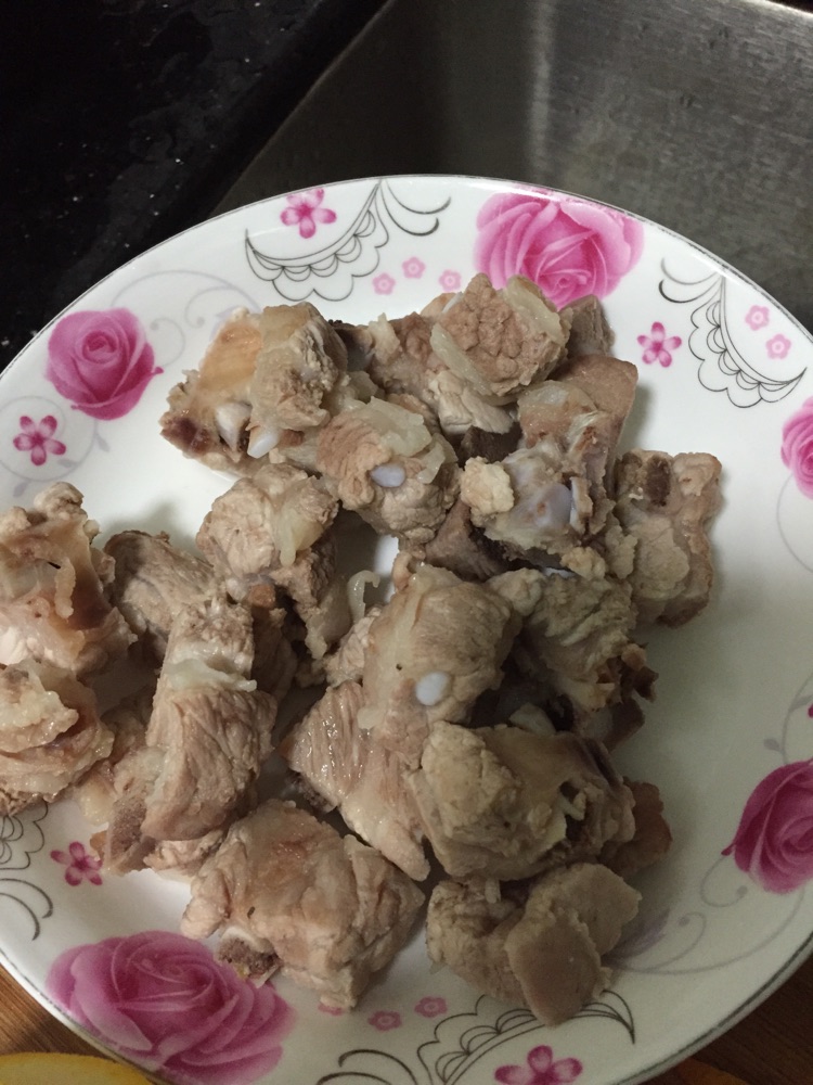 橙香排骨的做法图解1