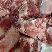 红烧排骨炖土豆的做法图解1