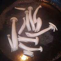 海鲜菇肉片面条汤的做法图解1