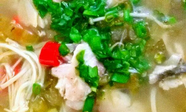 酸菜鱼片汤的做法