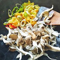 #餐桌上的春日限定#彩椒鸡蛋炒平菇的做法图解4