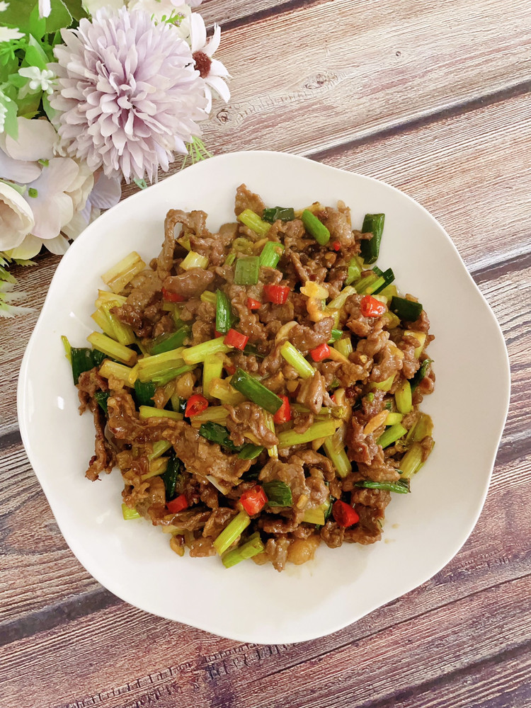芹菜炒牛肉的做法