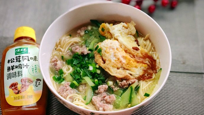 鲜肉丸黄瓜丝鸡蛋汤面