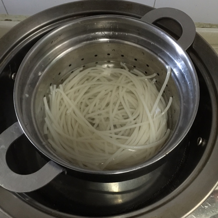 鲜虾蔬菜米粉的做法图解2