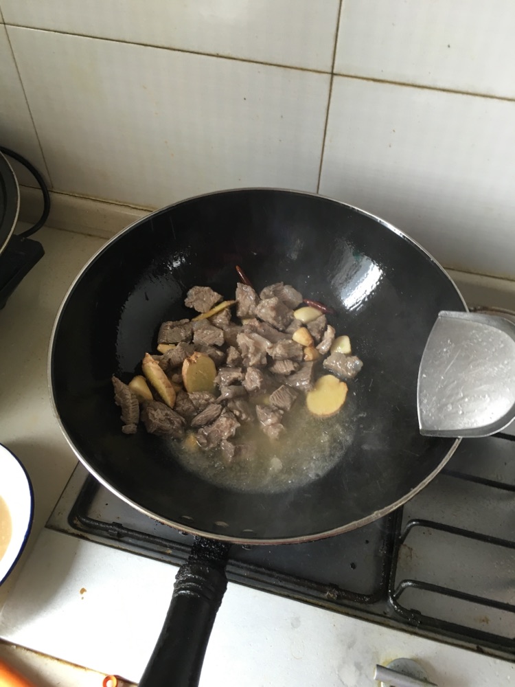土豆炖牛肉的做法图解2