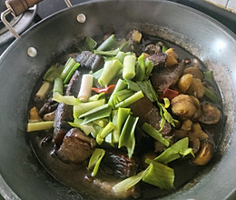 板栗炖腊肉的做法