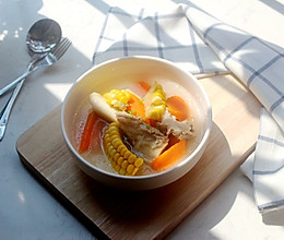 胡萝卜玉米大骨汤的做法