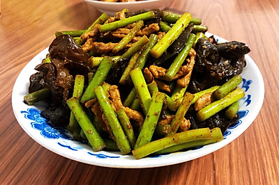 美味下饭「蒜薹木耳炒肉丝」