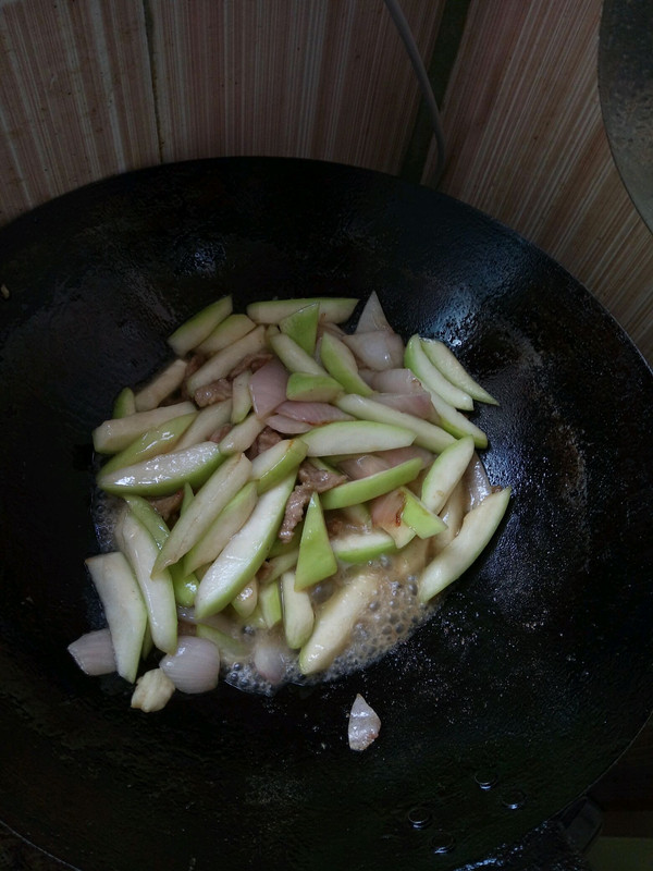 洋葱香味出来葫芦瓜下去加入耗油,味精,鸡精翻炒