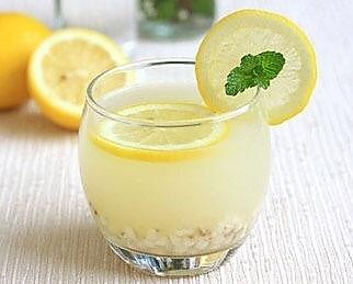祛湿薏仁柠檬饮的做法