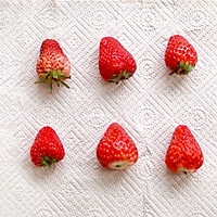 甜甜！情人节高颜值甜品！草莓巧克力的做法图解2