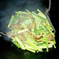 蒜苔炒肉及分享炒出香香嫩嫩的瘦肉的方法。的做法图解2