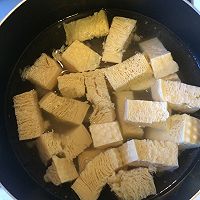 金针菇冻豆腐汤的做法图解2