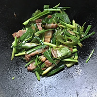 蒜苗辣椒炒腊肉的做法图解7
