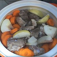 雪梨甘筍肉排湯的做法图解4
