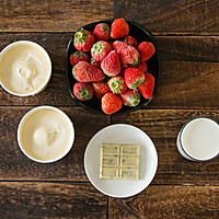 白巧草莓奶昔是爱情啊的做法图解1