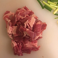 蒜苔炒肉的做法图解2