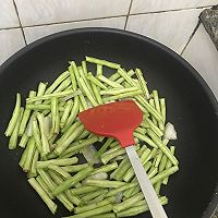 剁椒肉炒豆角的做法图解1